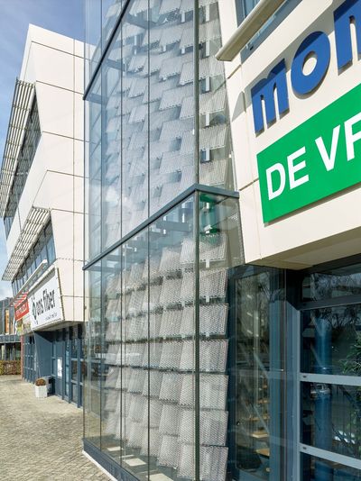 The Mondial Movers building with the Lumiduct façade
